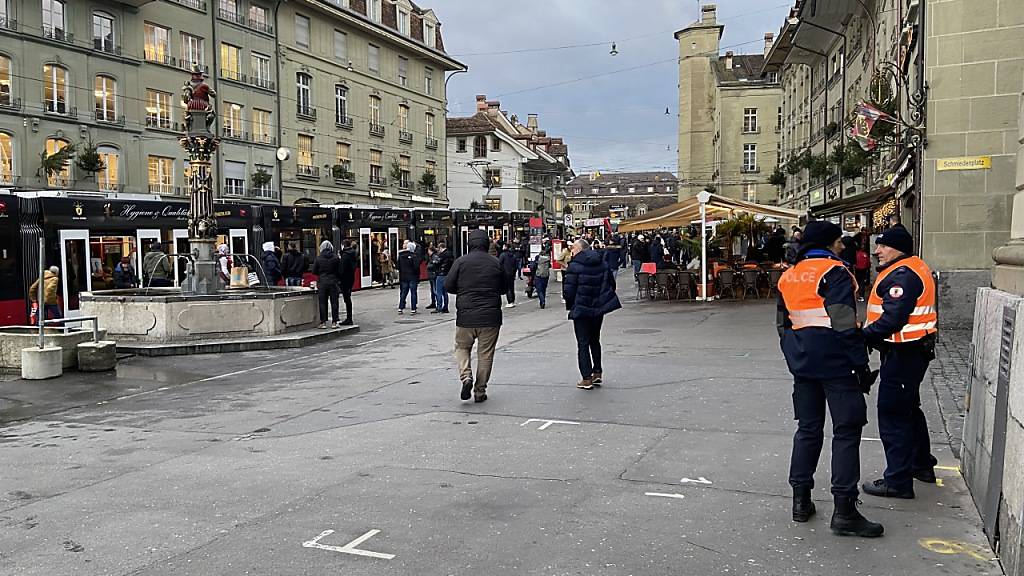 Die Berner Polizei markiert bei den serbischen Fans präsenz.