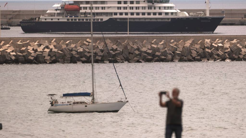 Das Kreuzfahrtschiff «MV Hondius»liegt am Montag, 11. Mai 2026, im Hafen. Foto: Arturo Rodriguez/AP/dpa