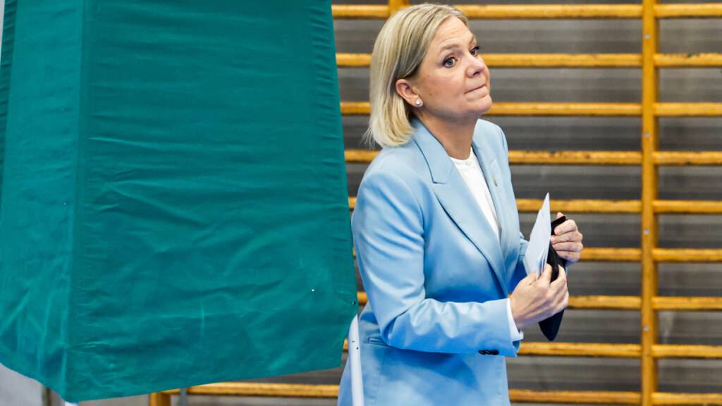 ARCHIV - Magdalena Andersson, Vorsitzende der Sozialdemokraten, gibt in einem Wahllokal in Nacka ihre Stimme ab. Foto: Stefan JerrevÂng/TT News Agency via AP/dpa