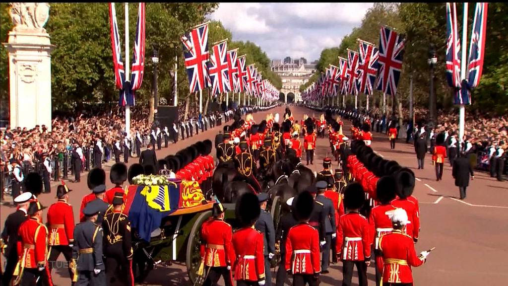 Queen-Prozession versetzt London in einen Ausnahmezustand