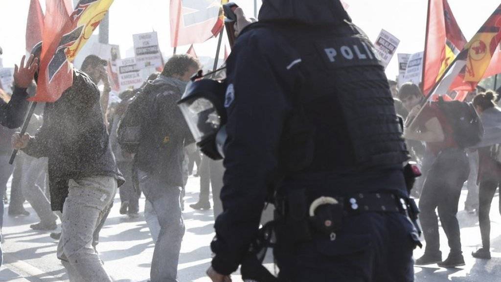 Polizisten setzen in Ankara Pfeffersprays und Tränengas gegen Teilnehmer einer Gedenkveranstaltung ein.
