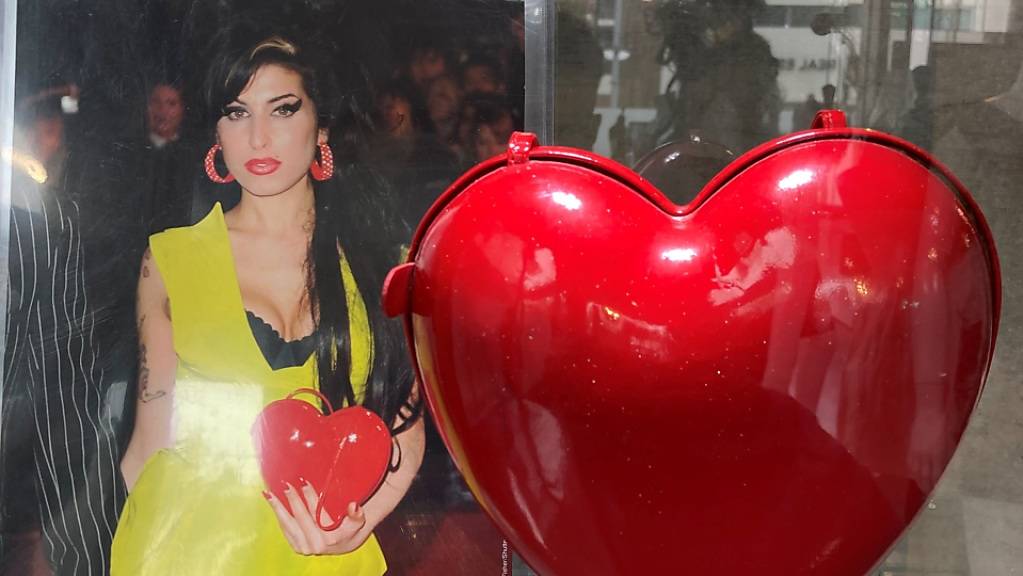 Eine speziell angefertigte rote Ledertasche in Herzform von Moschino, die von Amy Winehouse bei den Brit Awards 2007 getragen wurde.