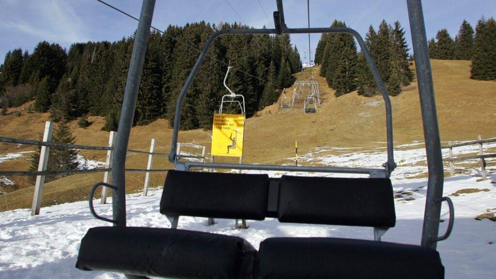 Der Sessellift des Skigebietes Hochwang im Schanfigg, GR stand infolge Schneemangels einen Grossteil des letzten Winters still. (Archivbild)
