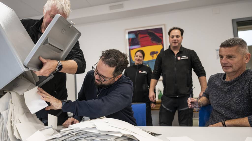 Auszählung der Stimmen im Wahlbüro von Moutier.