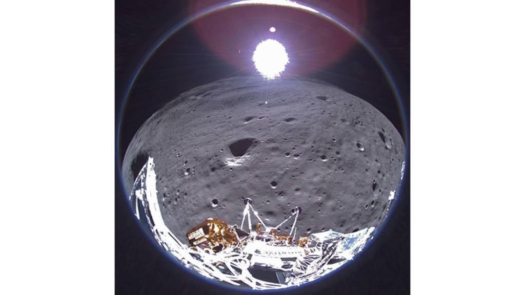 Im Hintergrund des von US-Unternehmen Intuitive Machines veröffentlichten Bilds ist die Erde zu sehen. (Archivbild)