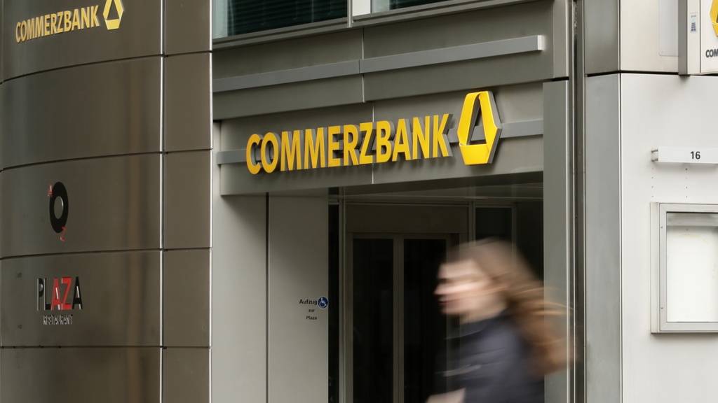 Die Commerzbank hat 2025 trotz hoher Kosten für den laufenden Stellenabbau mit einem Reingewinn von 2,6 Milliarden ihr Gewinnziel von 2,5 Milliarden Euro übertroffen. Nun will das Institut Milliarden an ihre Aktionäre ausschütten. (Archivbild)