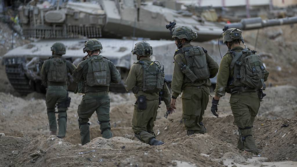 Israelische Soldaten sind während einer Bodenoperation im Gazastreifen im Einsatz. Foto: Ohad Zwigenberg/AP