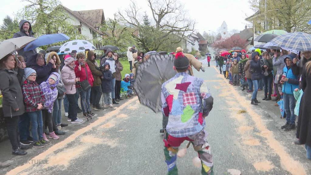 Fertig Hudelwetter? Beim Eierauflesen in Auenstein wollen die Frühlings-Figuren endlich den Winter vertreiben