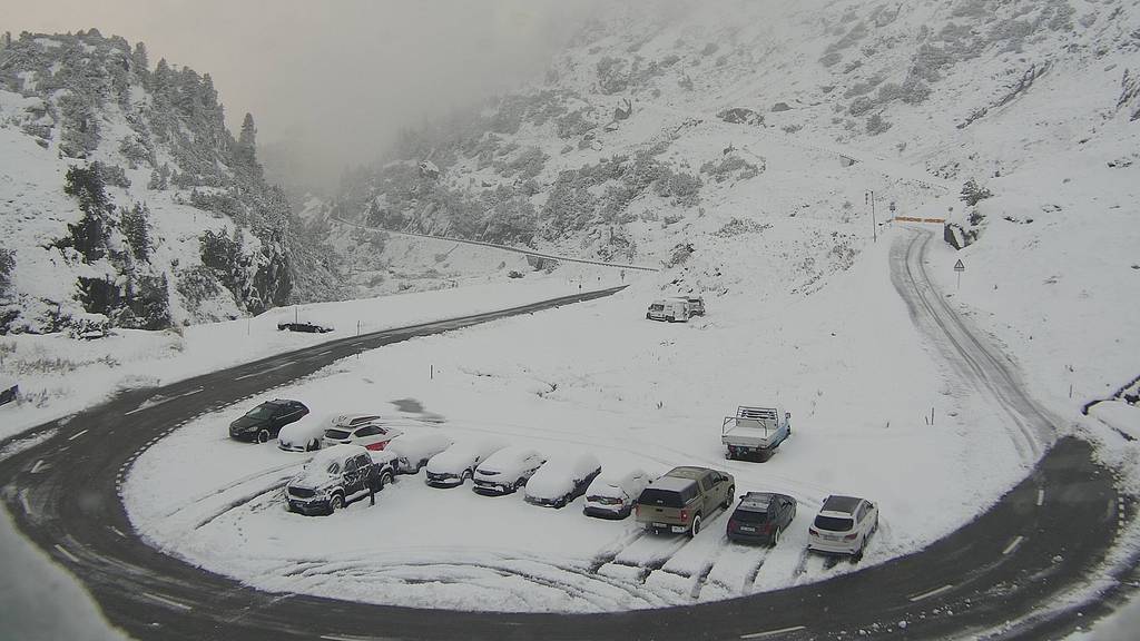 Der Sustenpass ist am Freitagmorgen mit Schnee bedeckt.