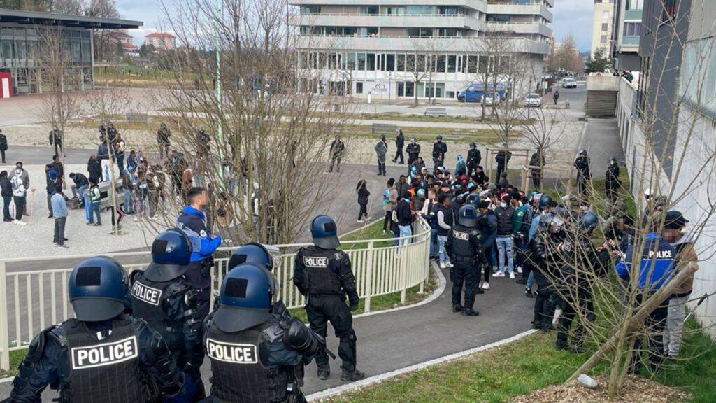 Die Freiburger Kantonspolizei hat am Samstagmorgen in Villars-sur-Glâne mit einem grossen Aufgebot eine Versammlung von Personen aus Eritrea geschützt. Verletzte gab es keine.