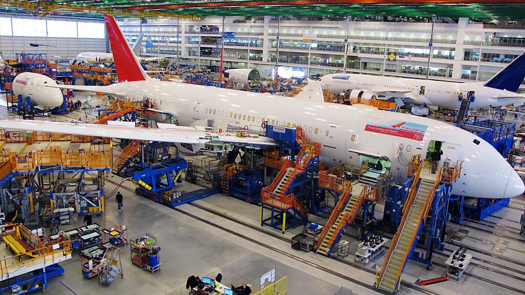 Der Flugzeugbauer Boeing hat 2021 erneut einen Milliardenverlust geschrieben. Probleme mit dem Langstreckenjet 787 «Dreamliner» und die Corona-Krise haben das Geschäft belastet.(Archivbild)
