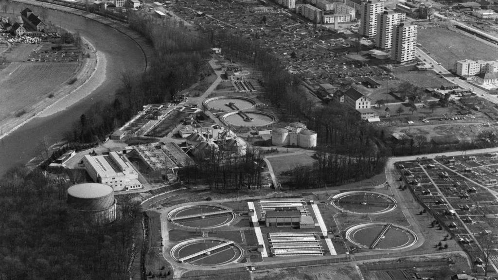 Die Kläranlage Werdhölzli in Zürich existiert seit 100 Jahren. Im Bild eine Aufnahme von 1970. (Archivbild)