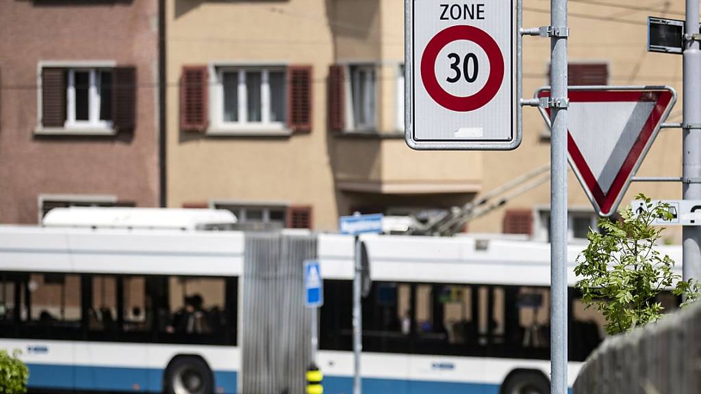 Eine Initiative fordert ein generelles Verbot von Tempo 30 auf Stadtzürcher Hauptverkehrsachsen. Parlament und Stadtrat sind dagegen. (Archivbild)