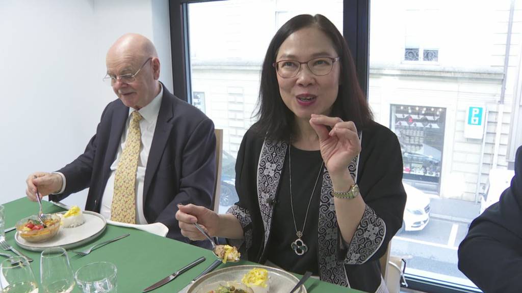 Studierende von Luzerner Hotelmanagement-Schule kochen thailändisch für Botschafterin