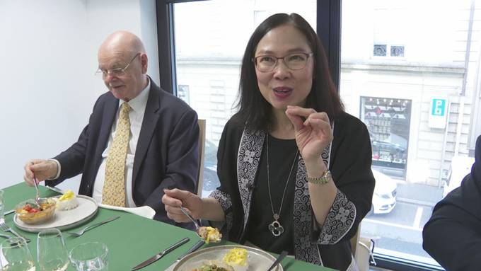 Studierende von Luzerner Hotelmanagement-Schule kochen thailändisch für Botschafterin
