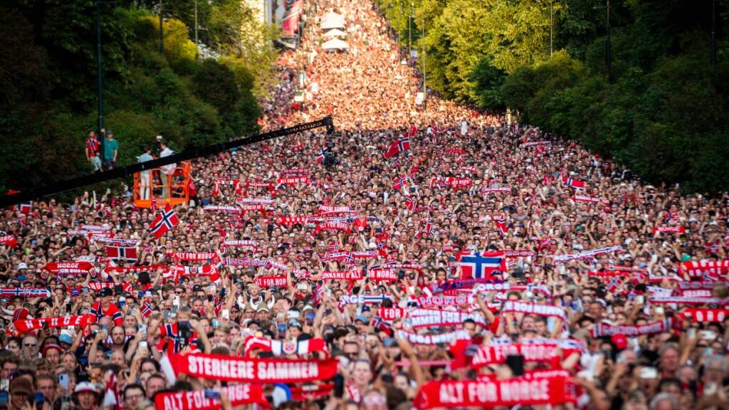 Fast 90'000 Fussballfans feiern die Norweger
