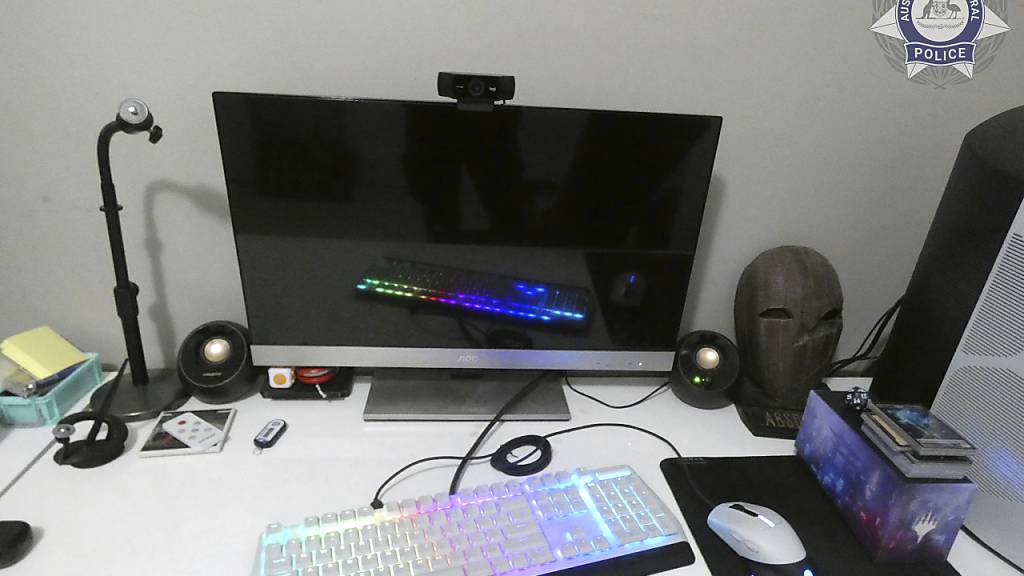 HANDOUT - Auf diesem undatierten Foto der australischen Bundespolizei ist der Computer eines Verdächtigen auf einem Schreibtisch zu sehen. Bei Ermittlungen gegen ein Missbrauchs-Netzwerk hat die Polizei in Australien 13 Minderjährige befreit. Foto: Uncredited/Australian Federal Police/AP/dpa - ACHTUNG: Nur zur redaktionellen Verwendung im vollen Format und nur mit vollständiger Nennung des vorstehenden Credits