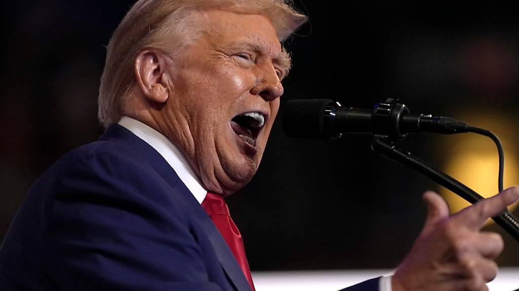 Der republikanische Präsidentschaftskandidat und ehemalige US-Präsident Donald Trump spricht bei einer Wahlkampfveranstaltung in der Mohegan Sun Arena at Casey Plaza. Foto: Carolyn Kaster/AP