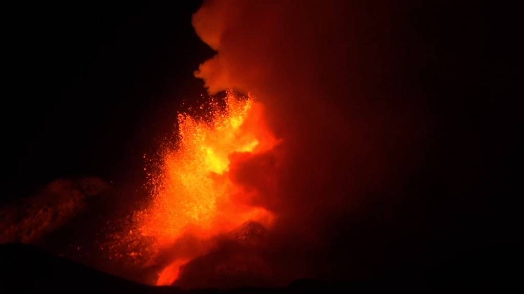 Lava-Fontänen von bis zu 100 Metern Höhe: Ätna überraschend ausgebrochen