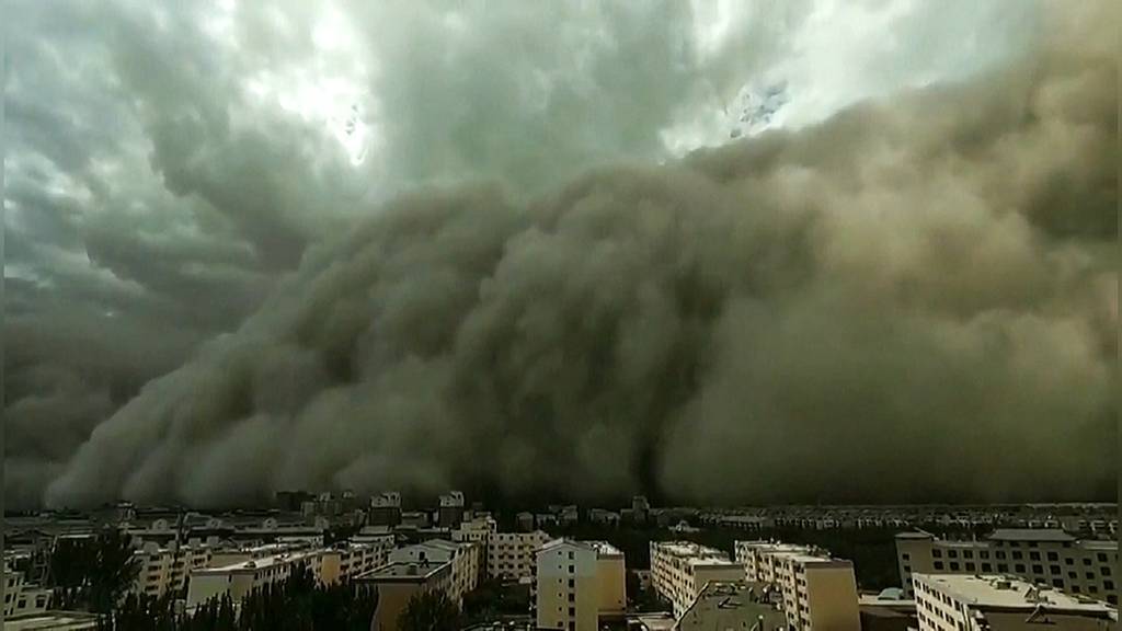 Über 100 Meter hoch: Sandsturm überrollt chinesische Stadt
