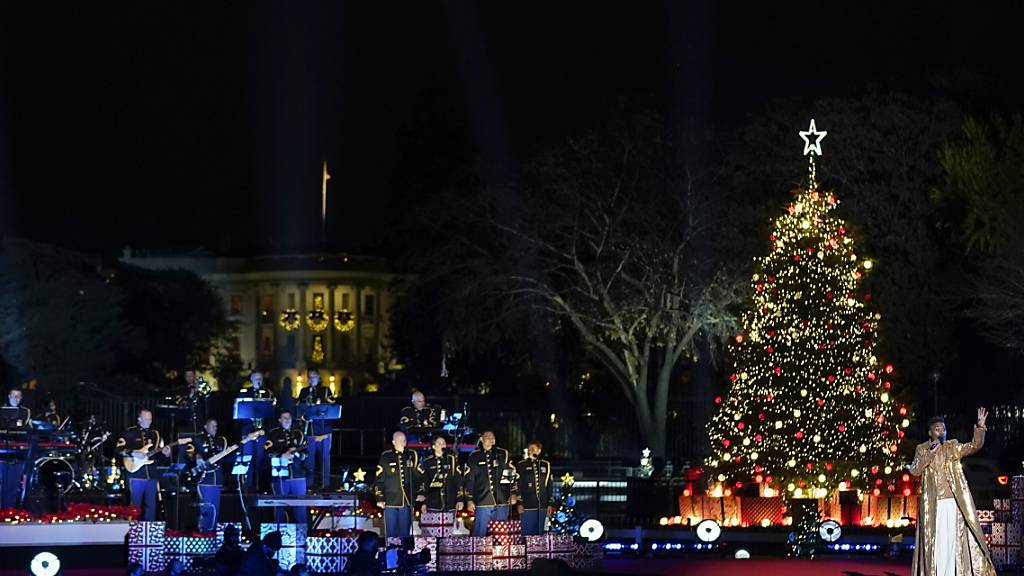 Billy Porter (r) tritt bei der Zeremonie zur Beleuchtung des Nationalen Weihnachtsbaums an der Ellipse auf. Am Donnerstagabend haben die Bidens den Weihnachtsbaum am Weißen Haus zum Leuchten gebracht. Mit dieser fast 100 Jahre alten Zeremonie wird der Beginn der Festzeit gefeiert. Foto: Andrew Harnik/AP/dpa