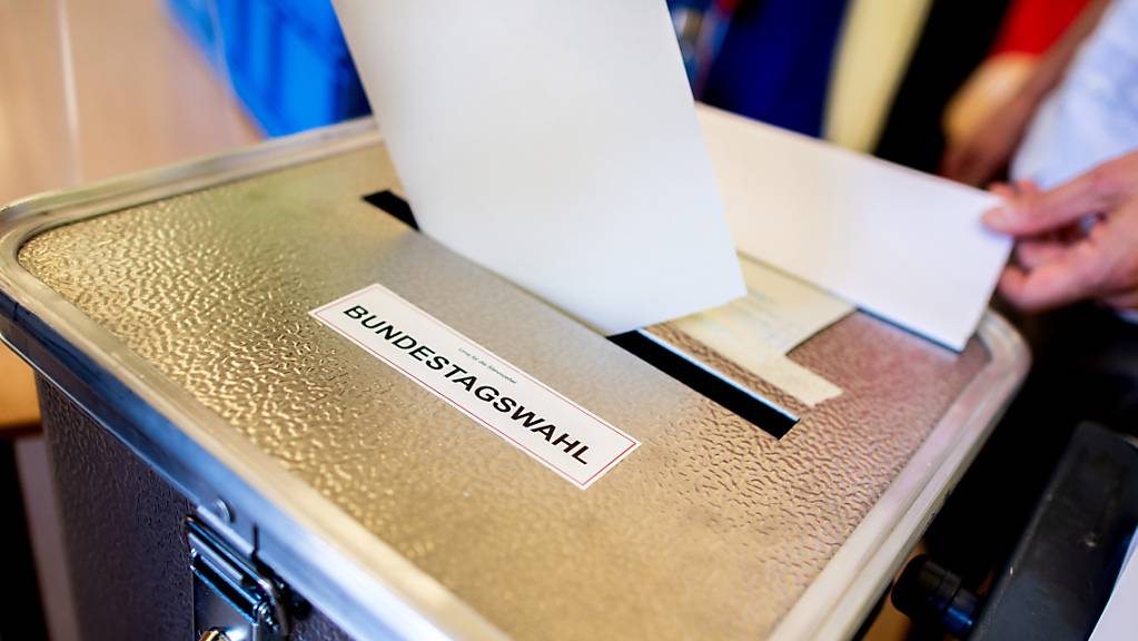 dpatopbilder - Ein Wähler wirft in einem Wahllokal, das im Klassenraum einer Grundschule im Stadtteil Prenzlauer Berg untergebracht ist, seinen Stimmzettel für die Bundestagswahl in eine Wahlurne. Foto: Hauke-Christian Dittrich/dpa