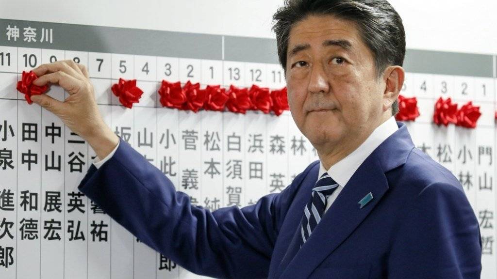 Japans Ministerpräsident Shinzo Abe am Sonntag bei der Stimmabgabe.