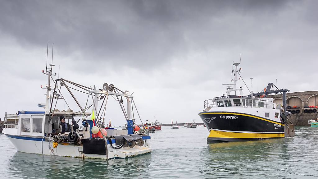 Französische Fischerboote blockieren den Hafen, so dass Fischerboote aus Jersey nicht auslaufen können. Nach dem Ausscheiden der Briten aus der EU war es zu einem Streit über Gesamtfangmengen und deren Aufteilung gekommen. Foto: Gary Grimshaw/Balliwick Express/AP/dpa