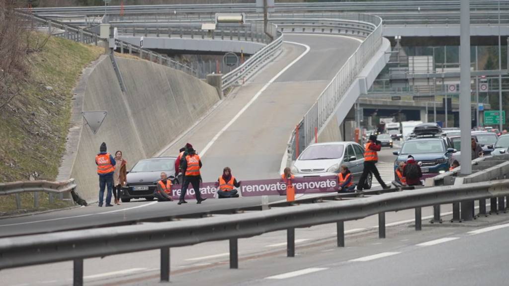 Reaktion auf Klebeaktion vor dem Gotthard