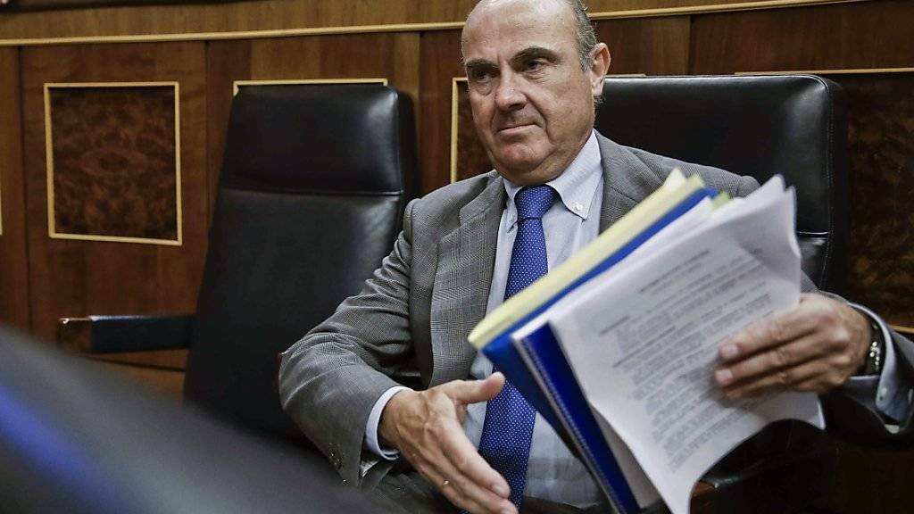 Der spanische Wirtschaftsminister de Guindos  wirbt im Parlament für eine Zustimmung zum Hilfspaket für Griechenland.