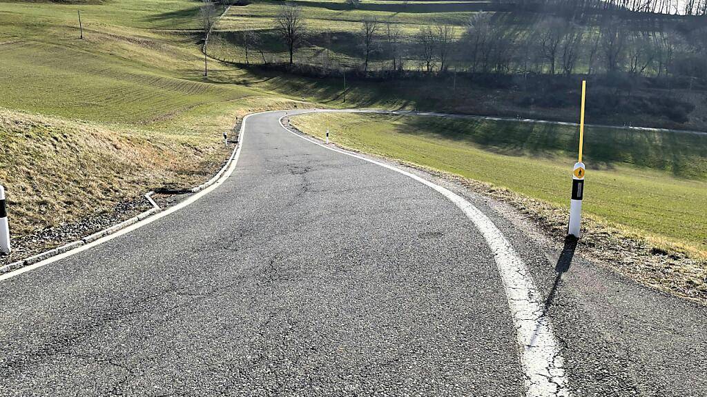 Diese Kantonsstrasse an der Staffelegg bei Thalheim bleibt für die Belagsanierung auf einer Länge von 1,2 Kilometer für ein halbes Jahr gesperrt.