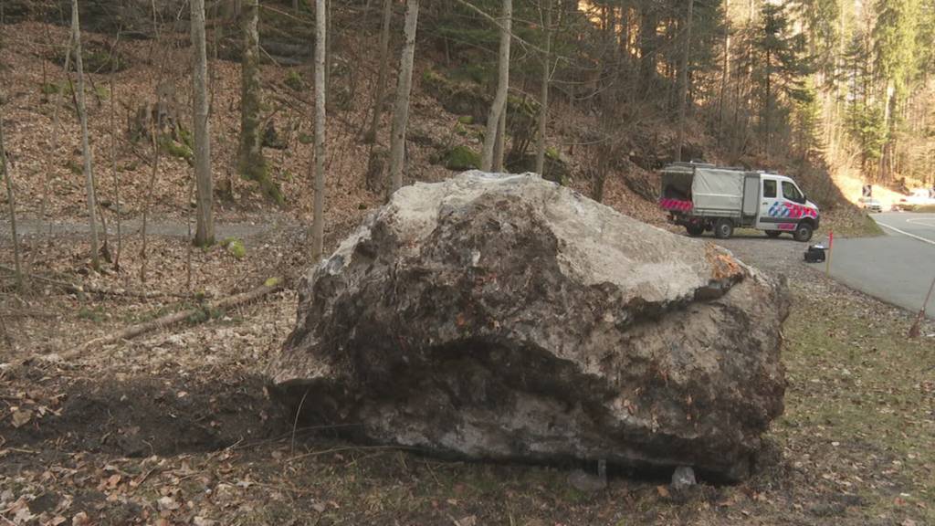 10-Tonnen-Fels donnert auf Brünigstrasse
