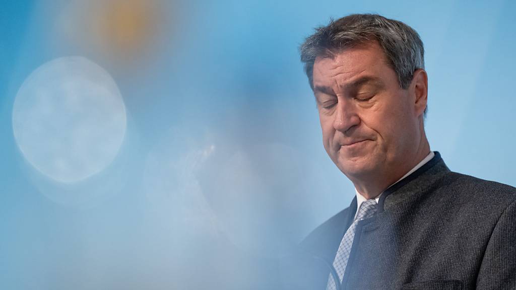 dpatopbilder - Markus Söder, Ministerpräsident von Bayern, gibt nach dem Sonder-Koalitionsausschuss ein Statement zum Fall des stellvertretenden Ministerpräsidenten Aiwanger. Foto: Peter Kneffel/dpa