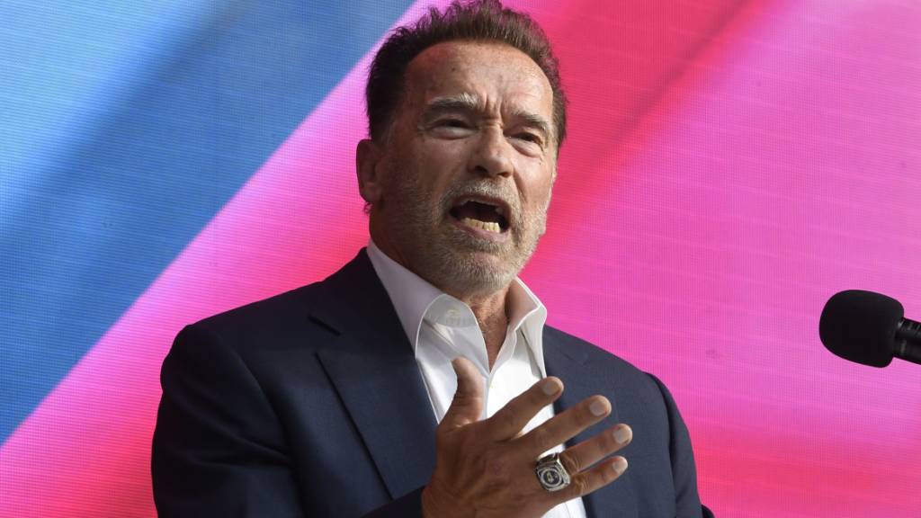 ARCHIV - Bodybuilder, Schauspieler und Politiker Arnold Schwarzenegger spricht über Digital Sustainability während der Konferenz Digital X. Foto: Roberto Pfeil/dpa