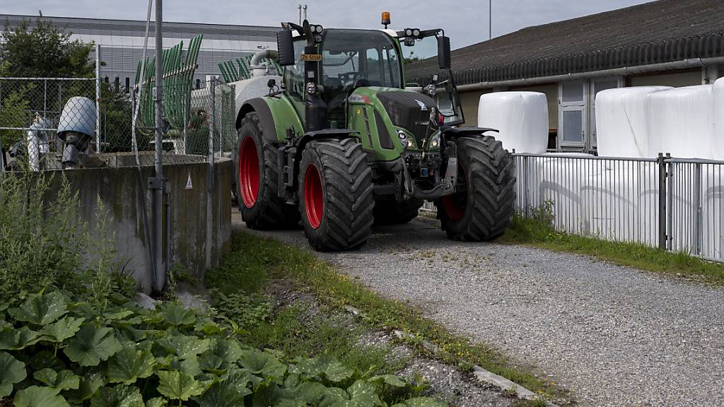Die Landwirtschaft ist eine der Branchen mit den meisten Arbeitsunfällen: Traktor mit Güllenwagen in Zürich. (Archivbild)