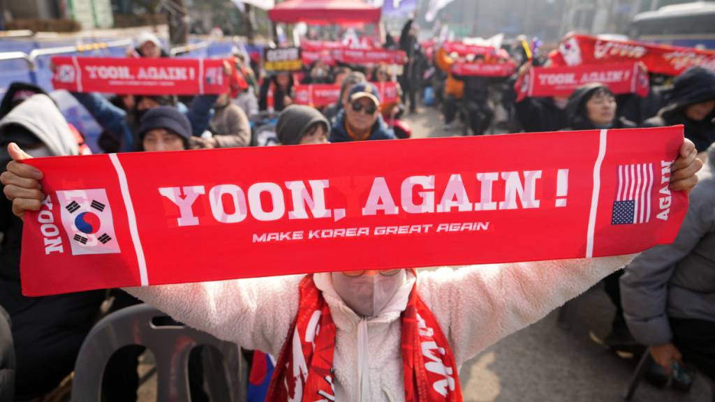 dpatopbilder - Anhänger des ehemaligen südkoreanischen Präsidenten Yoon Suk Yeol halten Schilder vor dem Seoul Central District Court in Seoul, Südkorea. Foto: Lee Jin-man/AP/dpa