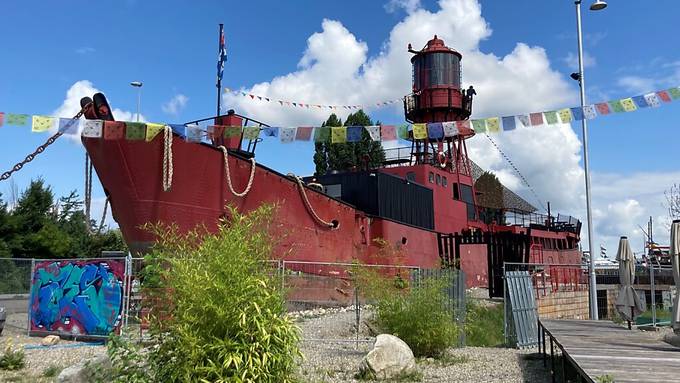 Ausgewässertes Schiff beim Basler Hafen wird zum Kulturzentrum