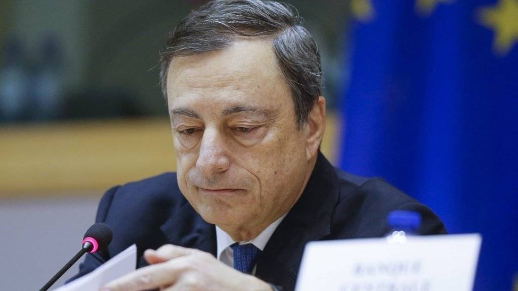 Höherer Strafzins, mehr Anleihenkäufe: EZB-Chef Draghi legt im Kampf gegen die niedrige Inflation noch einen drauf.