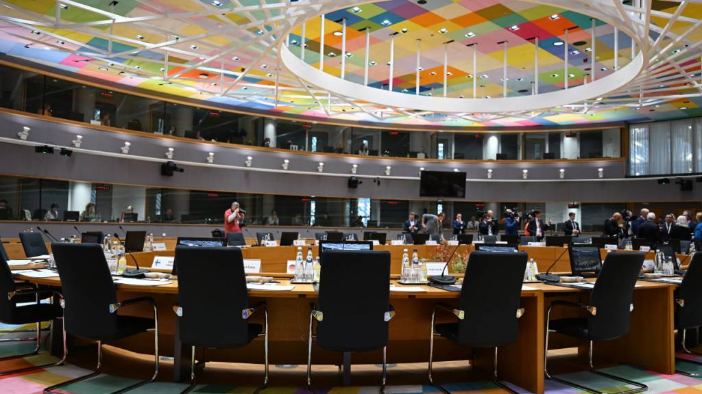 ARCHIV - Vertreter der EU, sowie Staats- und Regierungschefs der EU, unterhalten sich hinter dem Round Table beim EU-Gipfel im März miteinander. Foto: Markus Lenhardt/dpa
