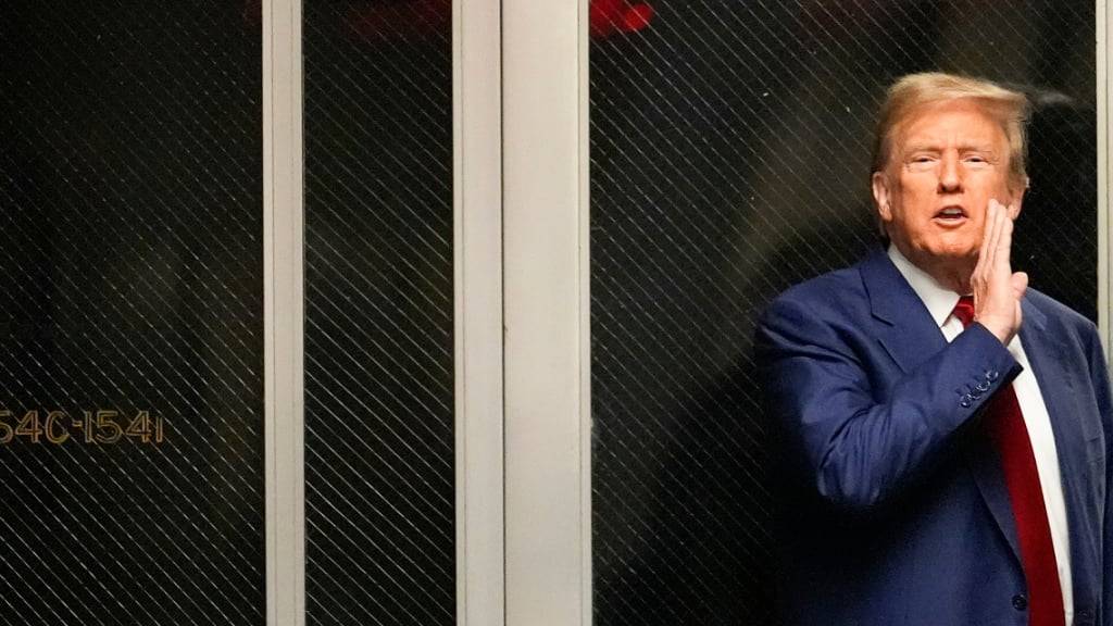 ARCHIV - Donald Trump, ehemaliger Präsident der USA, spricht in einem Flur vor einem Gerichtssaal, in dem er einer Anhörung vor dem New Yorker Strafgericht beiwohnt. Foto: Mary Altaffer/AP Pool/dpa