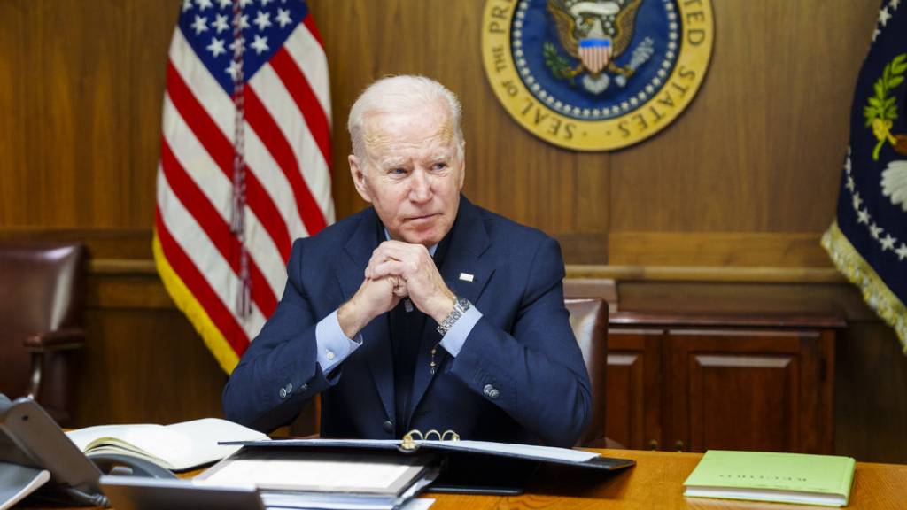 HANDOUT - US-Präsident Biden hat Russlands Staatschef Putin in einem Telefonat eindringlich vor einem Einmarsch in die Ukraine gewarnt. Foto: Uncredited/The White House/AP/dpa - ACHTUNG: Nur zur redaktionellen Verwendung im Zusammenhang mit der aktuellen Berichterstattung und nur mit vollständiger Nennung des vorstehenden Credits