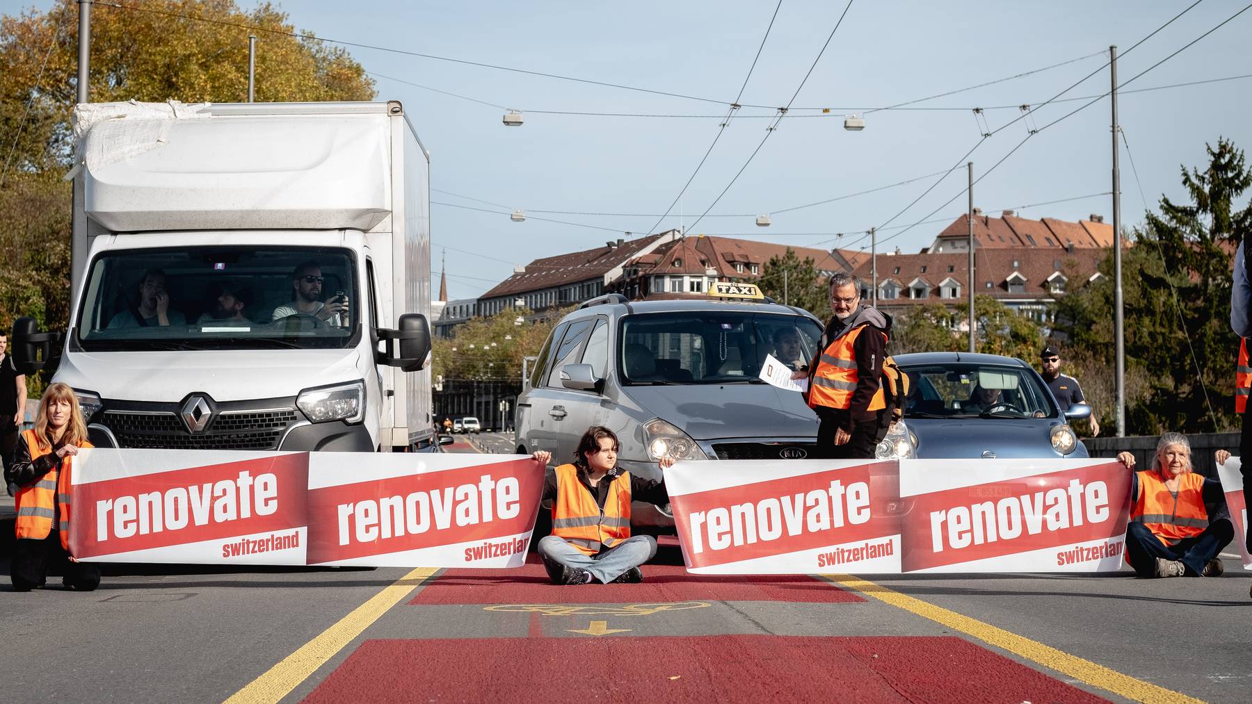 Am 29. Oktober 2022 blockierten Mitglieder der Gruppe «Renovate Switzerland» die Lorrainebrücke.