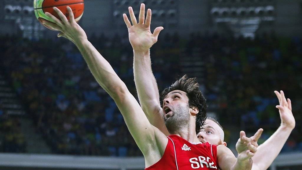 Viel zu stark für die Australier: Serbiens Milos Tedosic erzielt zwei seiner 22 Punkte im Olympia-Halbfinal