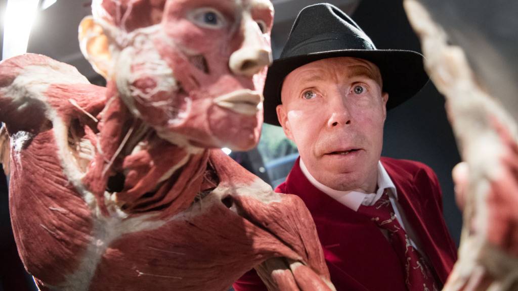 ARCHIV - Der Plastinator Gunther von Hagens steht in einer neuen Dauerausstellung im Alten Hallenbad in Heidelberg hinter einem Ganzkörperplastinat. Foto: picture alliance / Marijan Murat/dpa (Archivbild) - ACHTUNG: Nur zur redaktionellen Verwendung im Zusammenhang mit der aktuellen Berichterstattung und nur mit vollständiger Nennung des vorstehenden Credits