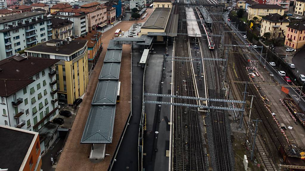 Blick auf den Bahnhof Bellinzona und den neuen Umsteigebahnhof mit Busstation.