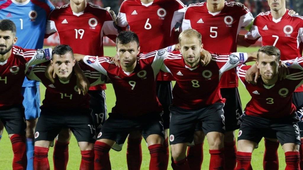 Die albanische Nationalmannschaft formiert sich vor einem Testspiel