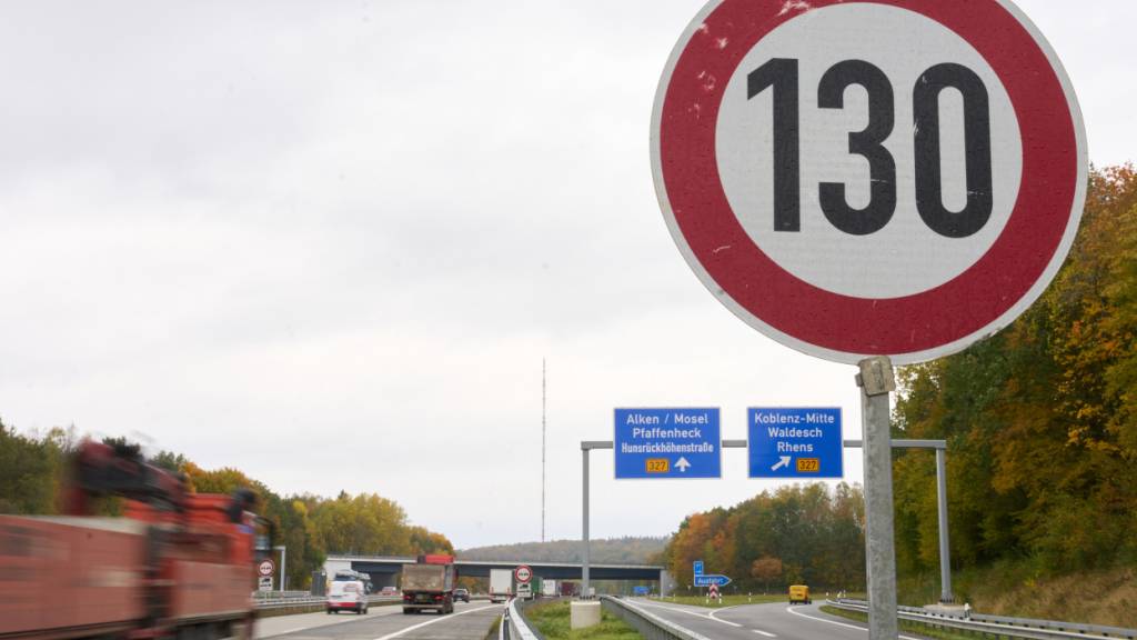 Ein Tempolimit auf Autobahnen von 130 Kilometern pro Stunde wie in Deutschland und anderen Ländern? Die zuständige Nationalratskommission sagt Nein dazu. (Archivbild)