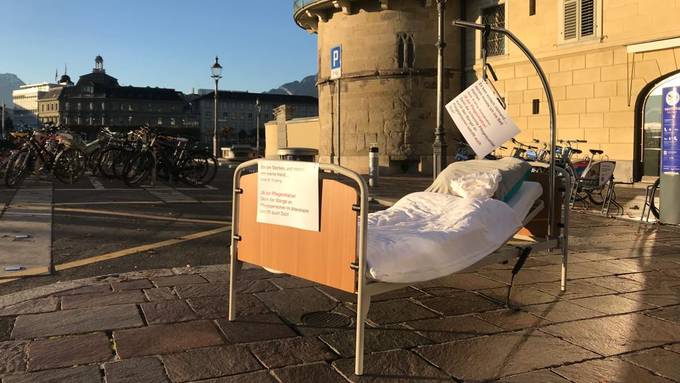 Krankenbetten, Rollatoren und Krücken mitten in Luzern