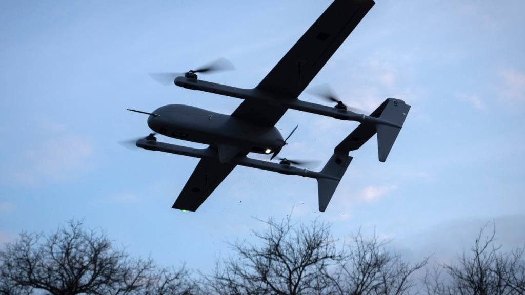 ARCHIV - Eine Poseidon H10 Mittelstrecken-Drohne der ukrainischen 22. mechanisierten Brigade fliegt an der Frontlinie in der Nähe von Bachmut in der Region Donezk . Foto: Efrem Lukatsky/AP/dpa