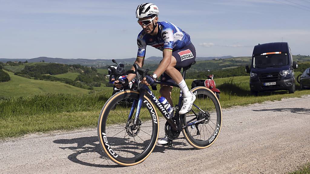 Julian Alaphilippe schafft mit einem langen Solo den Etappensieg